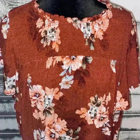 Maurice’s floral Gold sparkle top size 1 - Picture 2 of 5